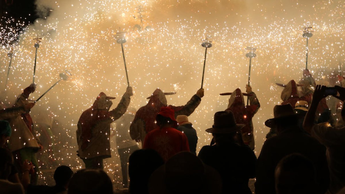 Ball de Diables: 35 años de fuego, pólvora, chispas y 'versots' endemoniados