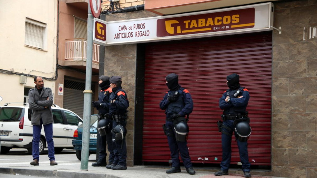 Un manifestant antifeixista arremet contra la premsa i intenta impedir que es gravi l'enfrontament amb Vox a Tarragona