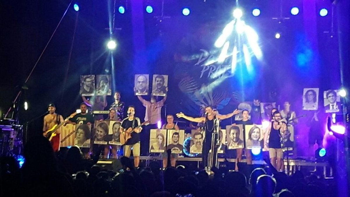 Los CDR de Tarragona, en el escenario de Dr. Prats en el concierto de Santa Tecla de la plaza de la Font
