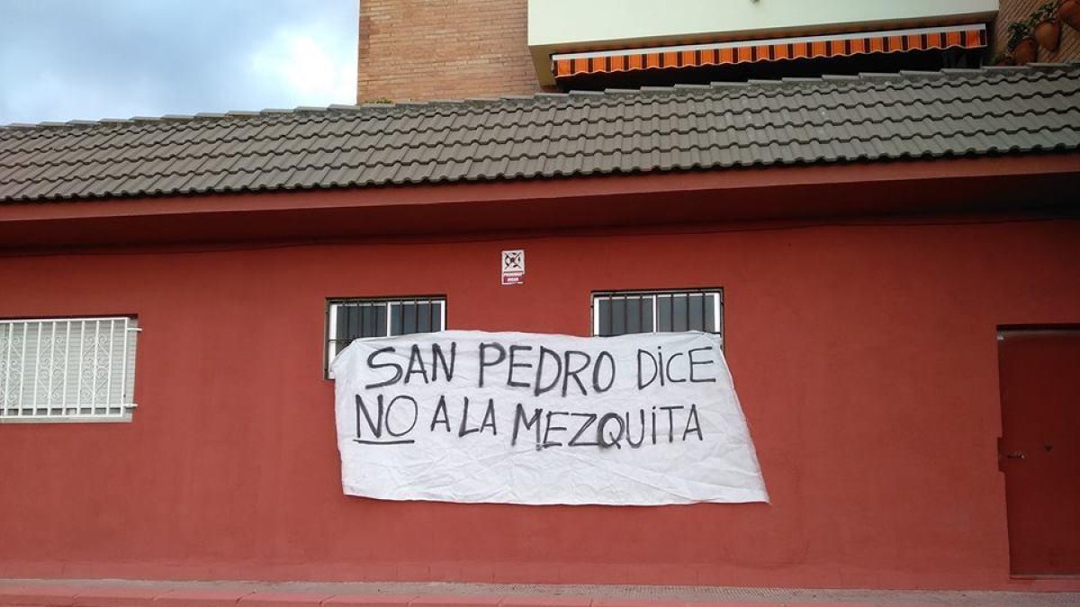 Veïns de Sant Pere i Sant Pau recullen signatures en contra la mesquita