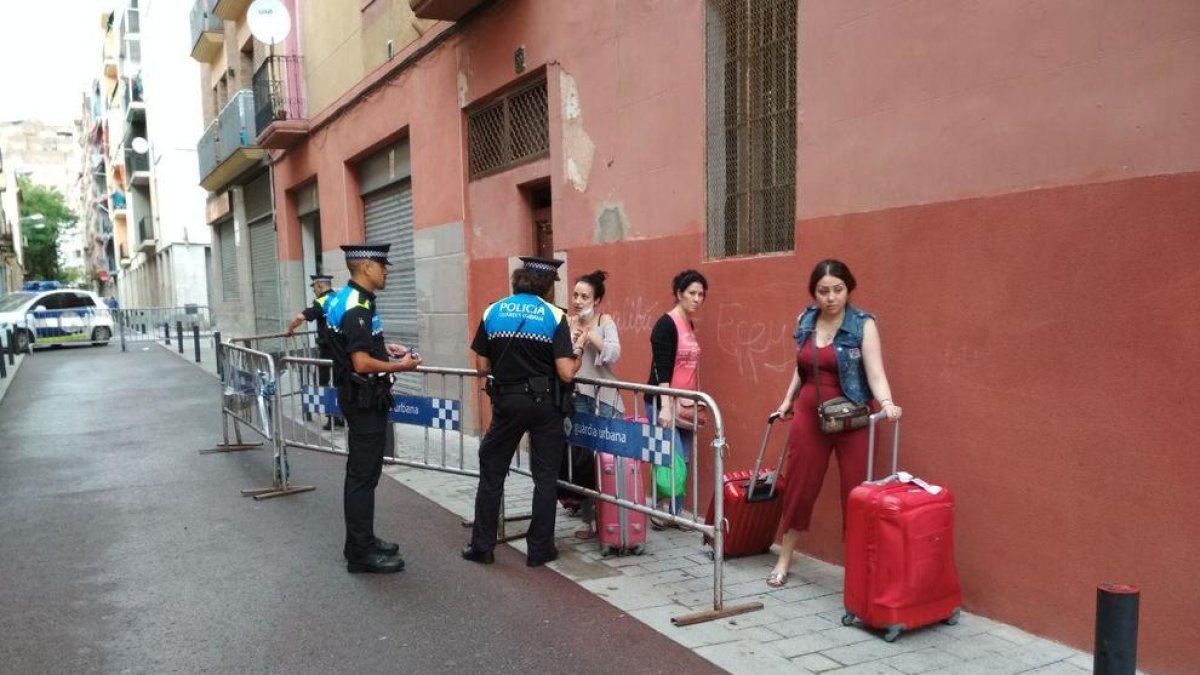 Una trentena de desallotjats pel perill d'ensorrament a un habitatge del carrer de Sant Magí de Reus