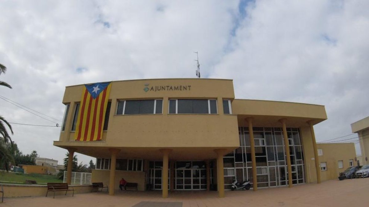 Els Mossos d'Esquadra escorcollen l'Ajuntament de Deltebre