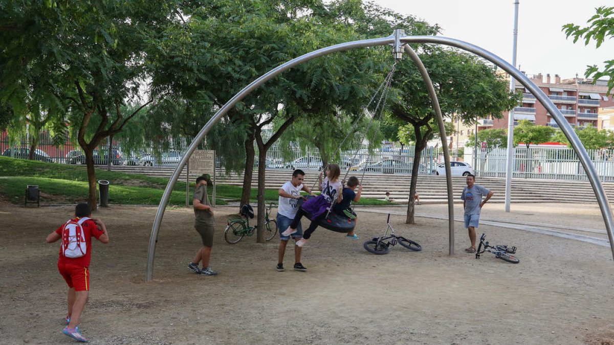 Mitja dotzena de parcs de Reus estrenen jocs per a nens amb mobilitat reduïda