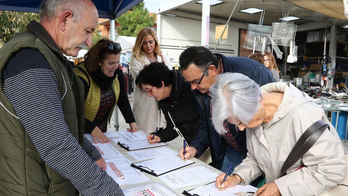 La FAVT recull firmes per exigir més vigilància policial a peu
