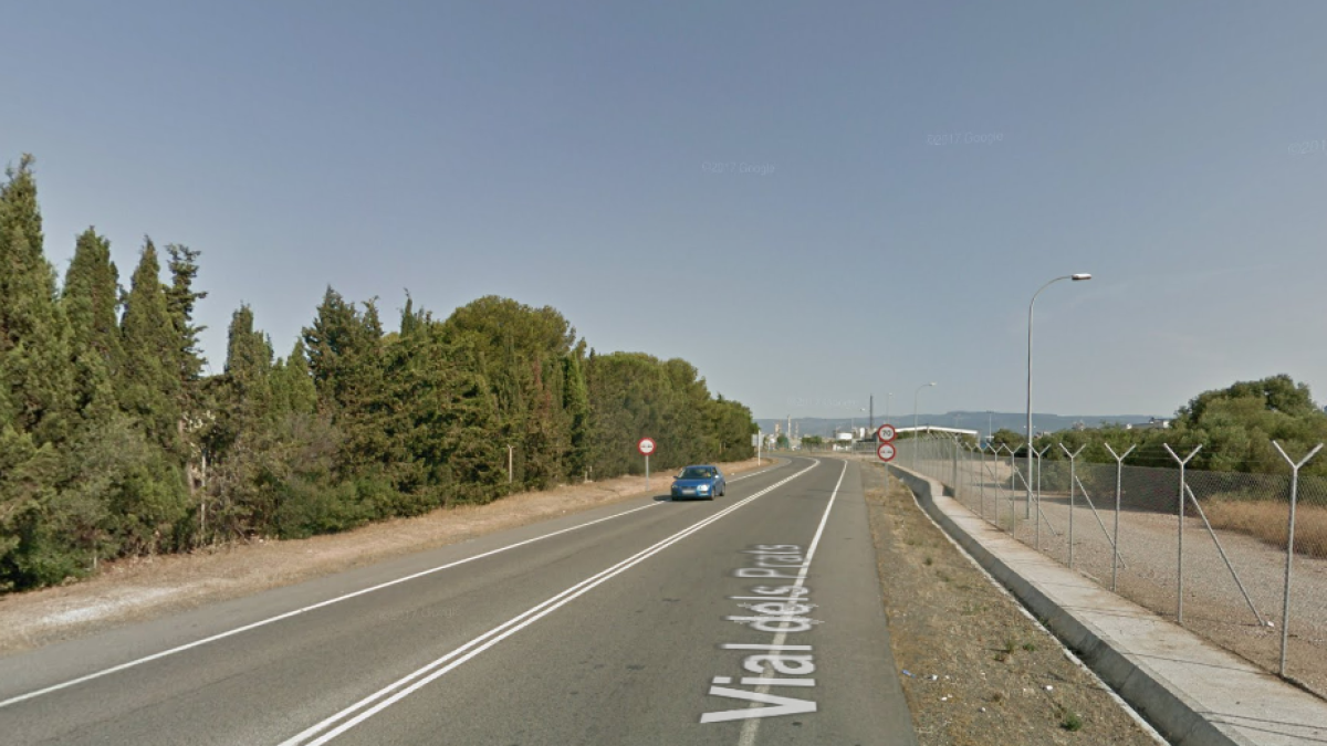 Tallen el vial del Prats de Vila-seca per transvasar el gas propà d'un camió avariat