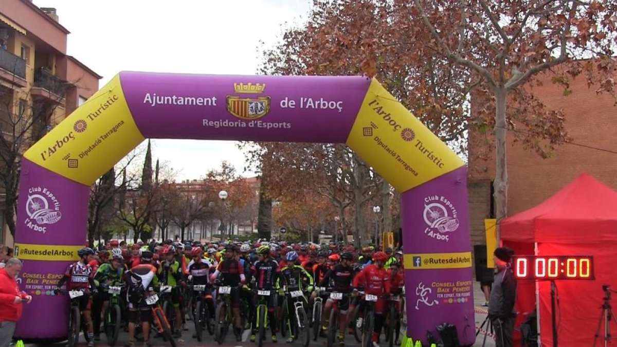 Prop de 400 persones participen a la I Cursa i Pedalada BTT de l'Arboç