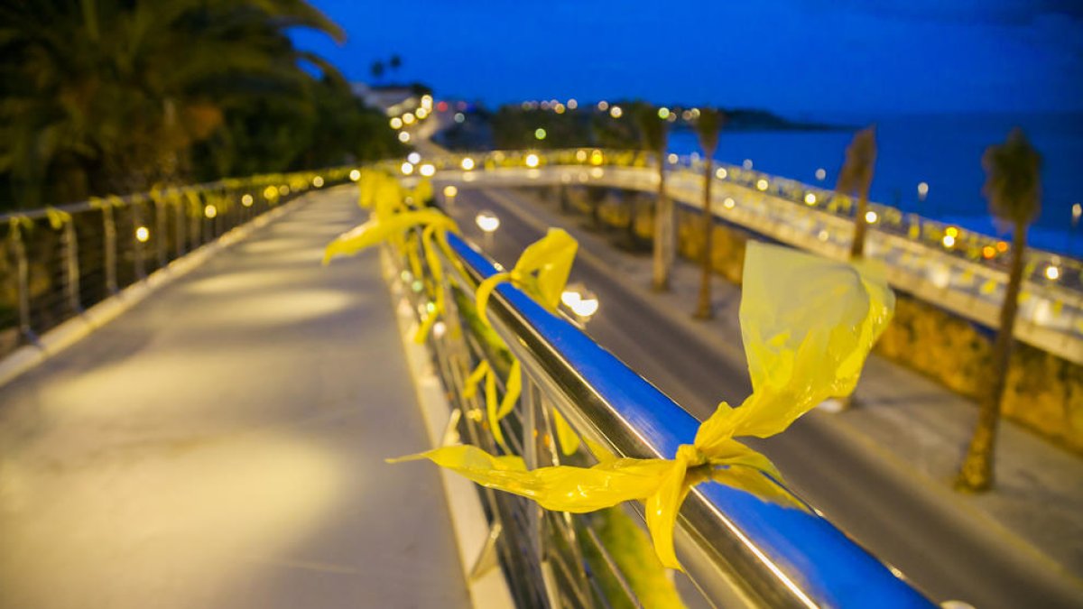 La Tercera Juventud para|por la República llena la pasarela del Balcón de lazos amarillos
