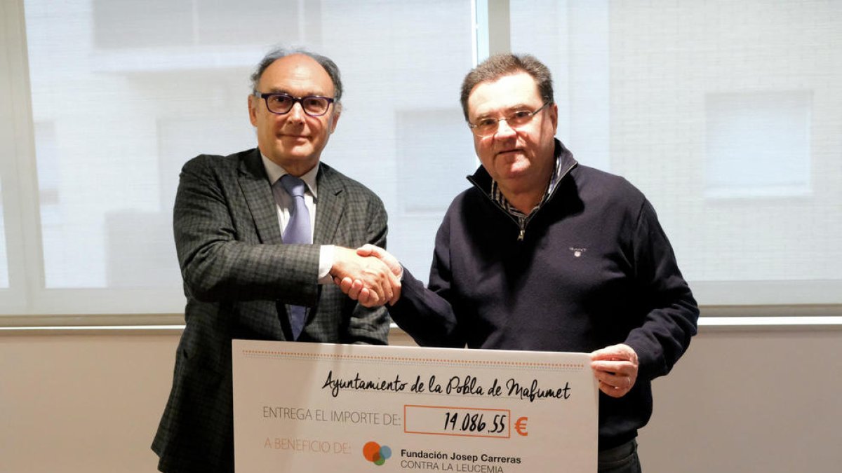 La Pobla lliura els 14.000 euros recaptats amb el concert de Jarabe de Palo