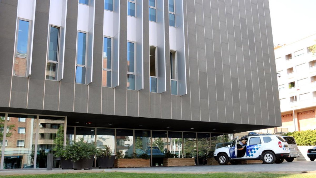 Sorprenen un menor de 13 anys conduint un turisme acompanyat per la seva àvia