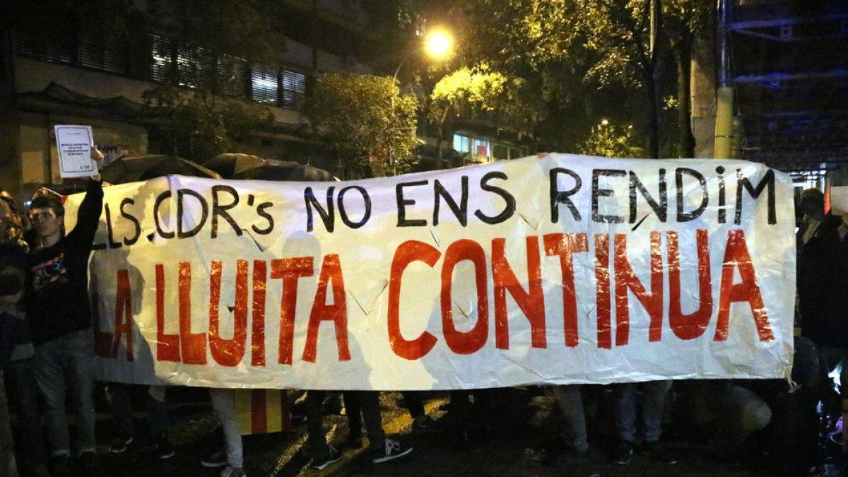 Un centenar de persones dels CDR tallen el carrer davant la seu d'ERC a Barcelona al crit de «Botiflers»