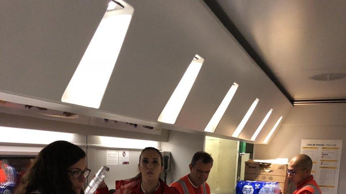 Interior convocará Renfe por la «situación crítica» de los 300 pasajeros del Talgo atrapados por las lluvias