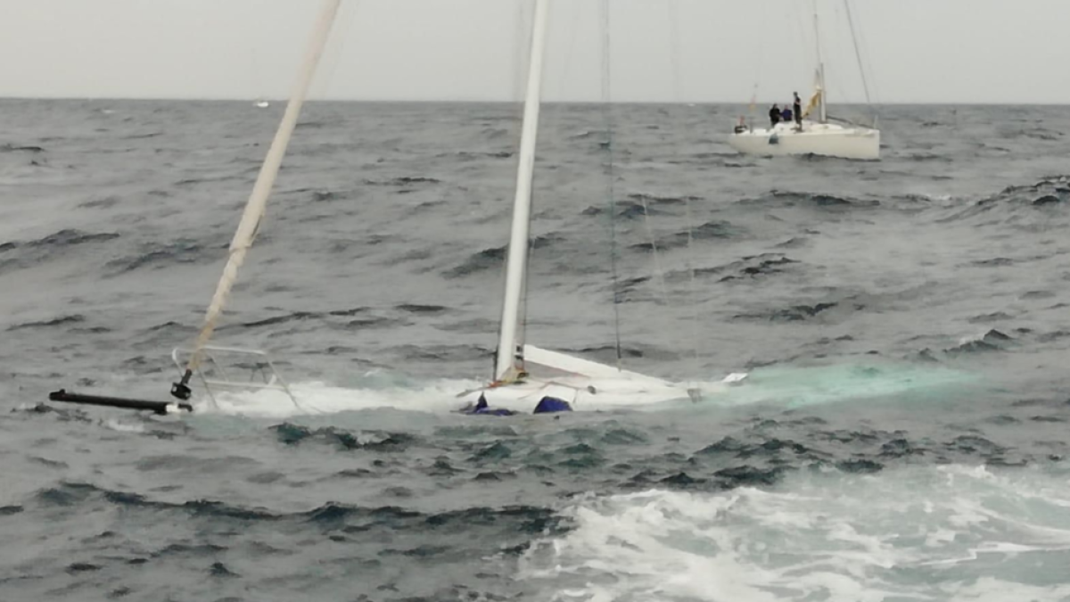 Rescatan a cinco personas justo antes de que se hunda su velero