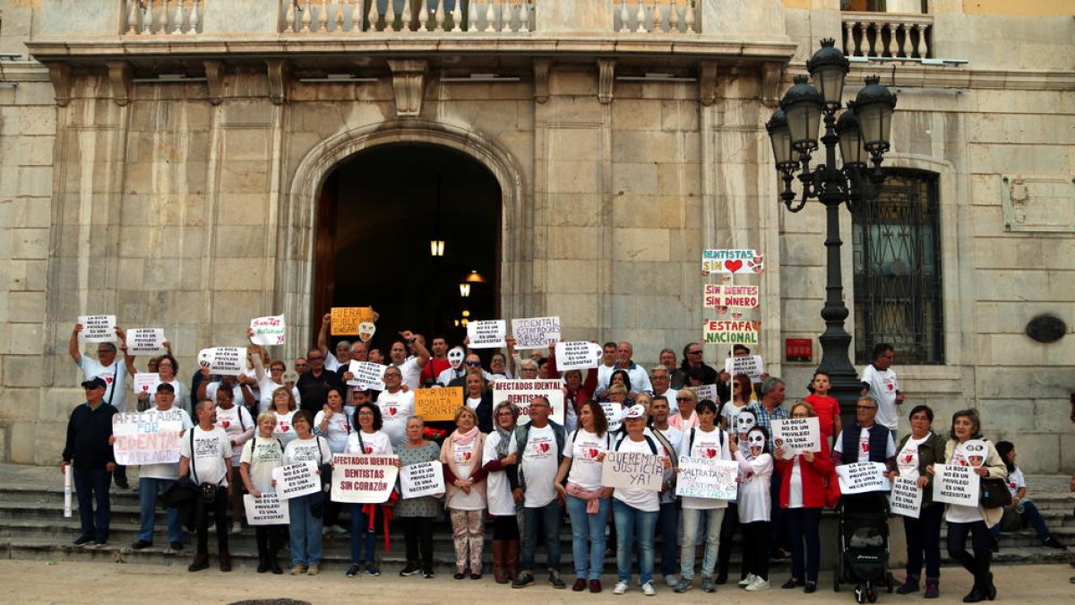 Una cinquantena de persones protesten per reclamar justícia per l'estafa d'iDental a Tarragona