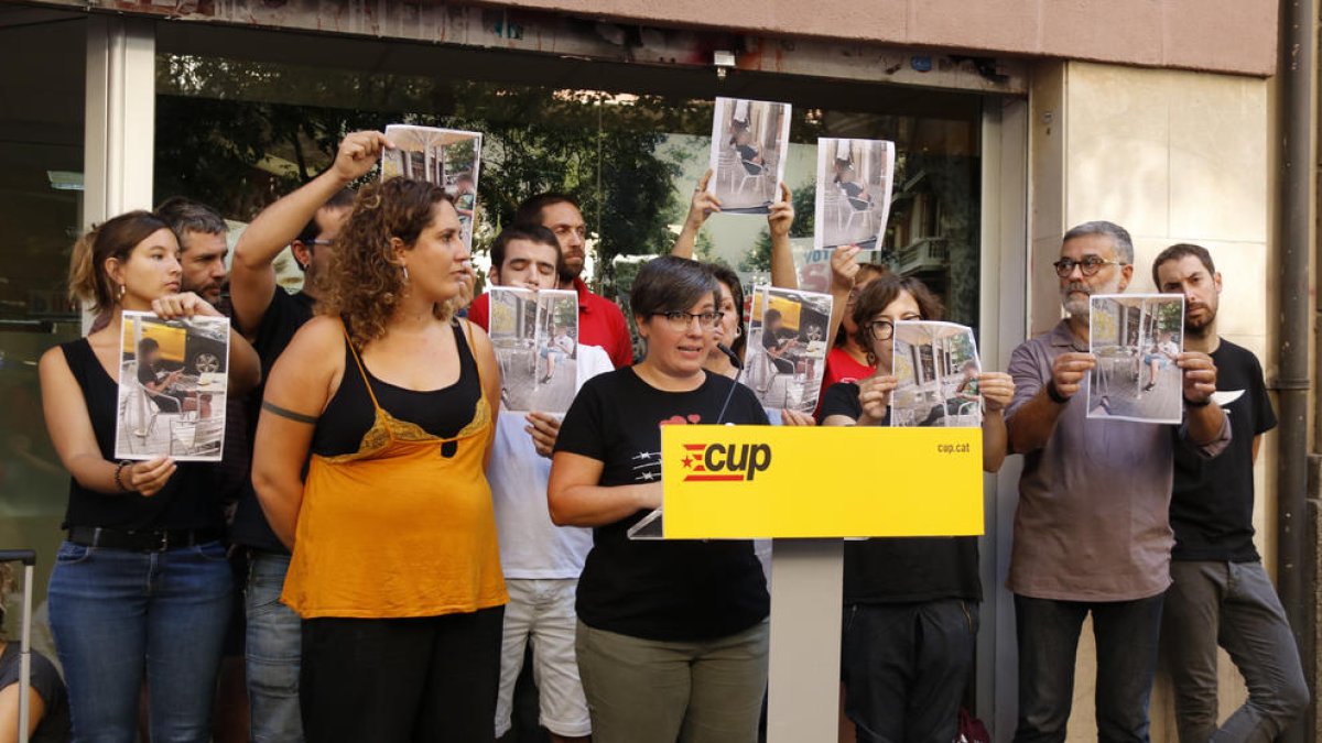 La CUP denuncia la presència d'agents de policia que espien la seu del partit a Barcelona