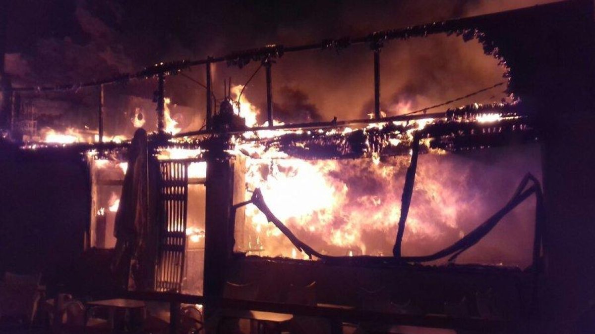 Desallotgen onze persones per l'incendi d'un local a Camarles