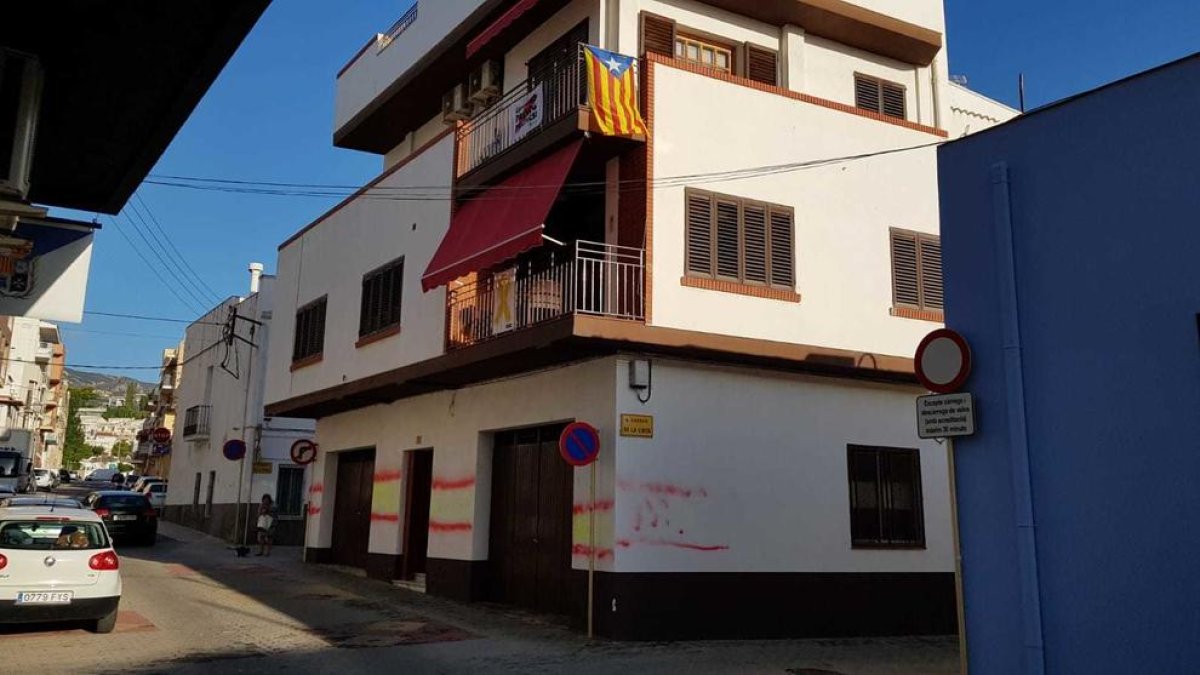 Aparecen varias banderas españolas en una fachada de una casa de la Ràpita