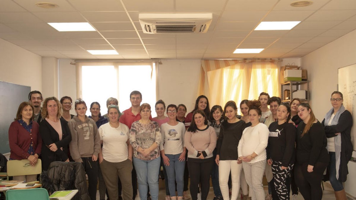 Veinticinco personas hacen un curso de monitor de comedor escolar en Constantí