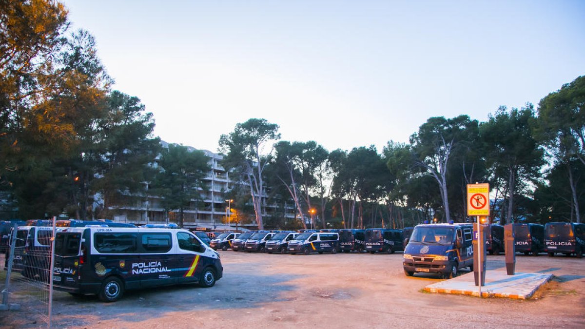 Decenas de agentes de la policía española se instalan en Salou por|para el 21-D