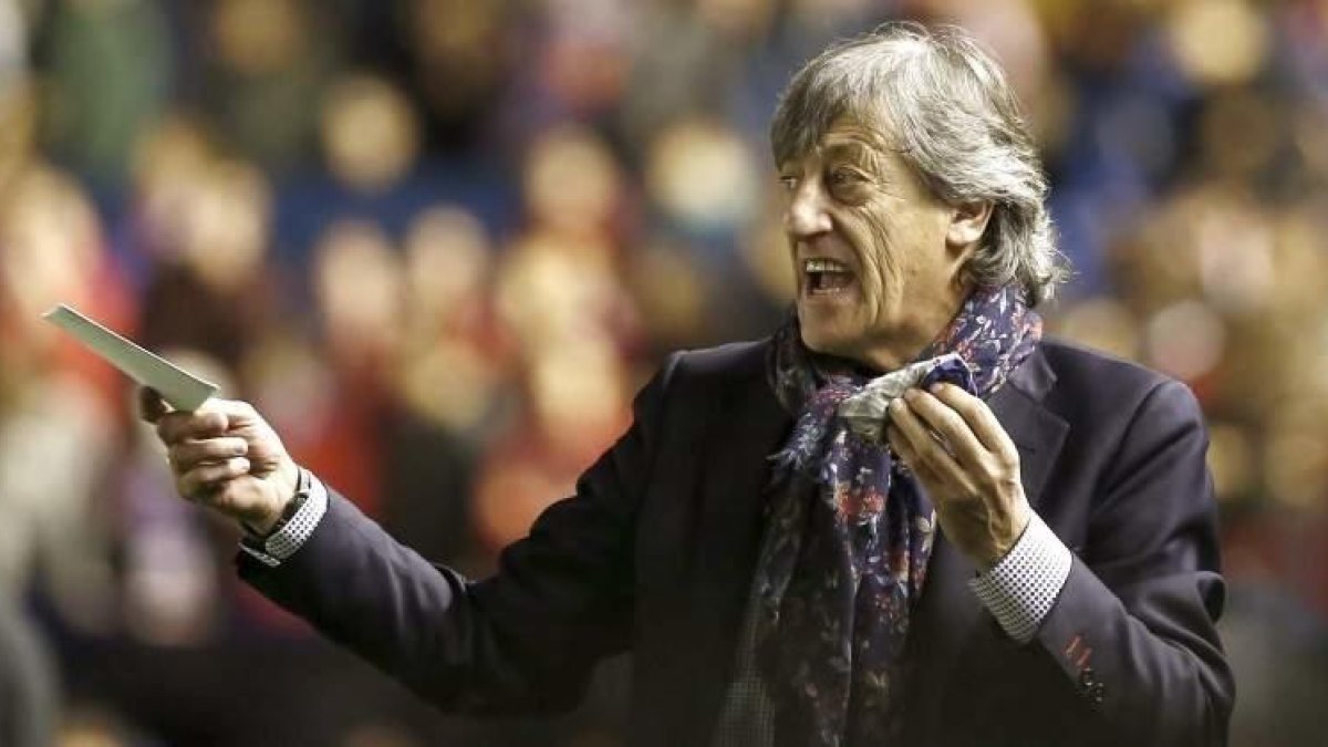 Enrique Martín apunta al banquillo del Nàstic