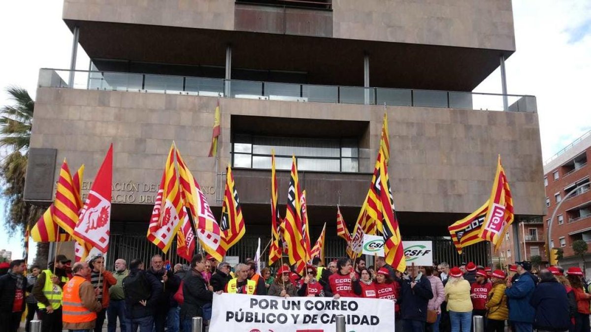 Imagen del último paro de Correos delante de la Subdelegación de Gobierno de Tarragona.