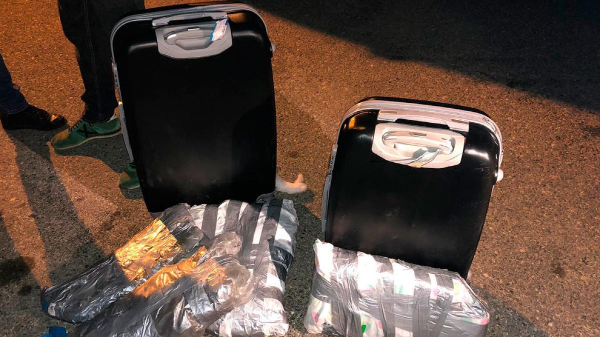 Enxampen dos homes que viatjaven en autocar amb dues maletes plenes de marihuana i haixix