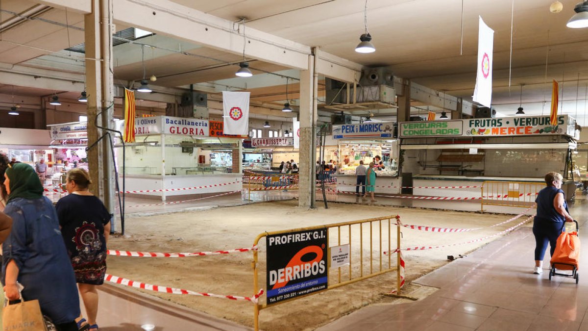 El Mercado del Ferrocarril ha derribado 4 islas de 6 paradas|puestos y hará espacios de ocio