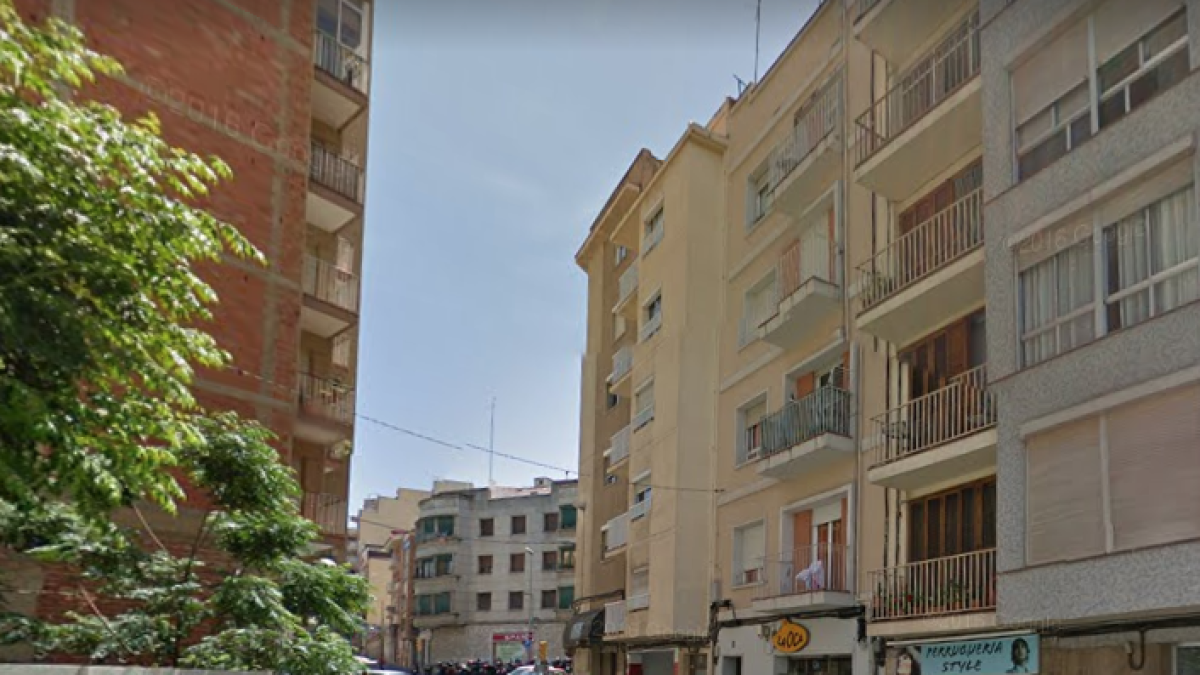 Rescaten un noi que intentava entrar en un habitatge escalant una canonada