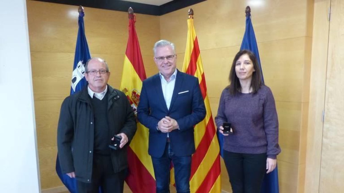 L'Ajuntament de Salou lliura un pin de plata a dos treballadors pels 25 anys de servei