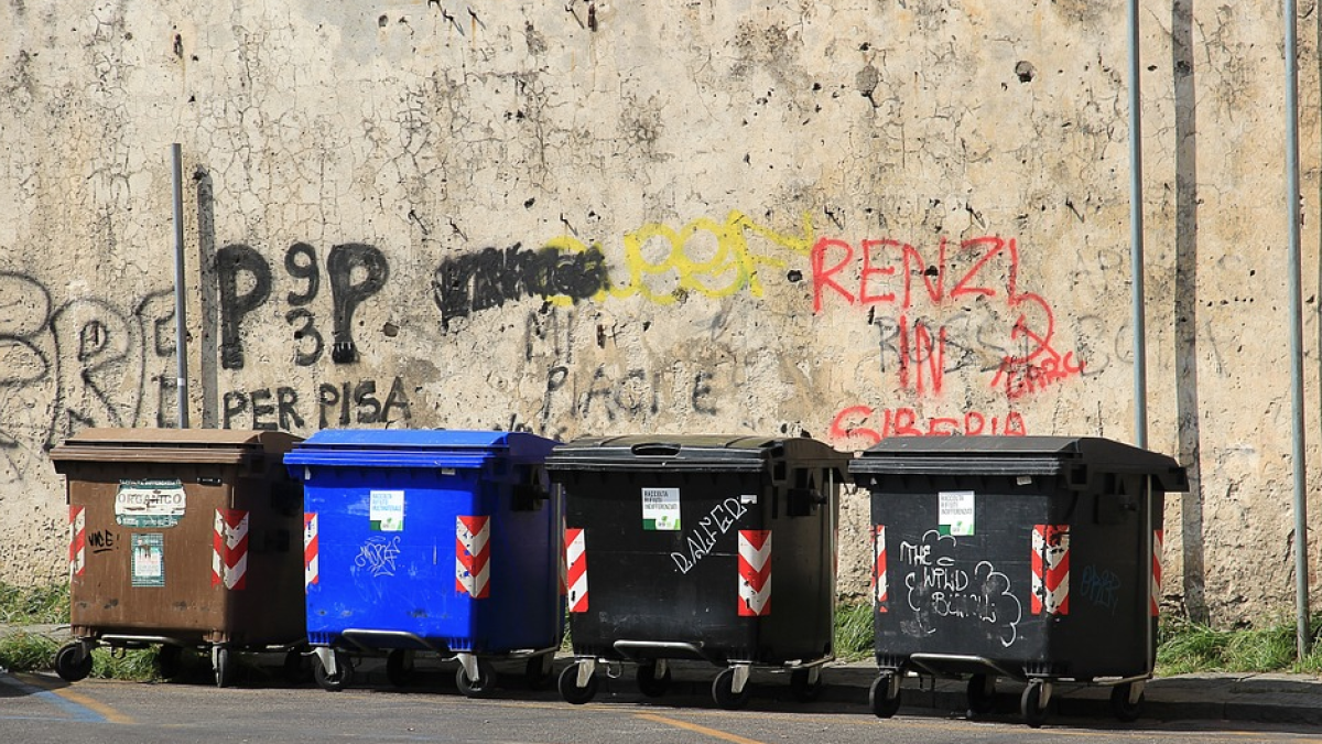 Detinguts per ficar a un home en un contenidor d'escombraries i gravar-ho