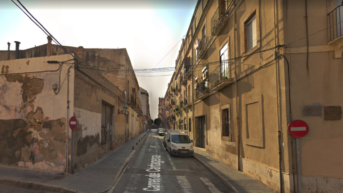 L'enxampen baixant per la canonada d'un edifici i el deten per una ordre de recerca