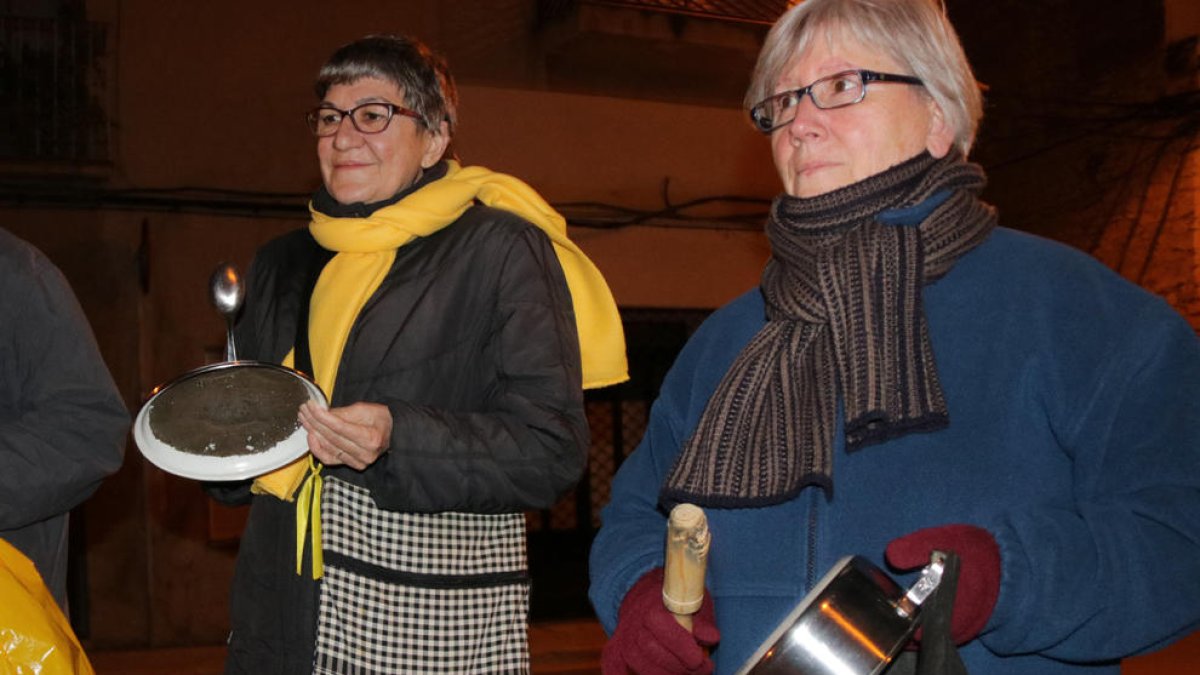 cassolada, diària, Gemma Martínez, protesta, Elsa Gellida, La Sénia, presos, convocatòria, exiliats, plaça, itinerant