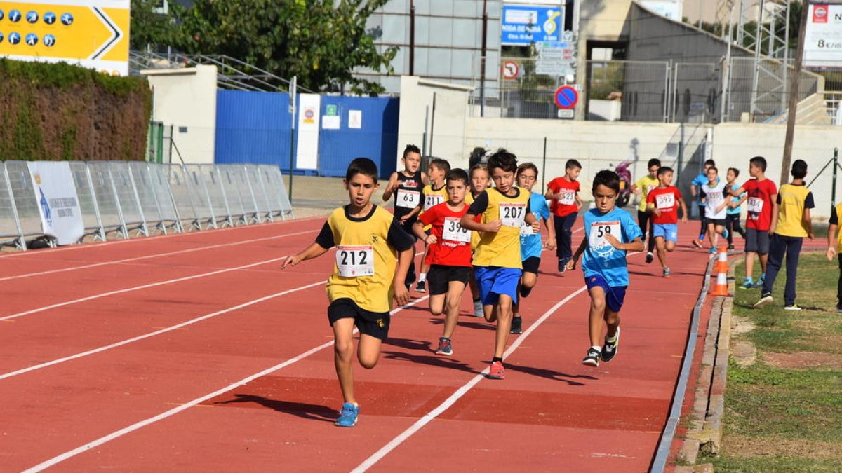 Más de 300 niños participan en la final de los Juegos Escolares de Atletismo de Torredembarra