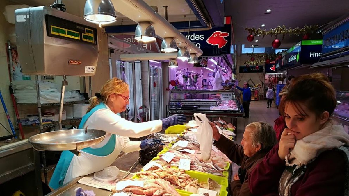 La apertura|abertura de una pescadería reanima la actividad en el Mercado de Torreforta