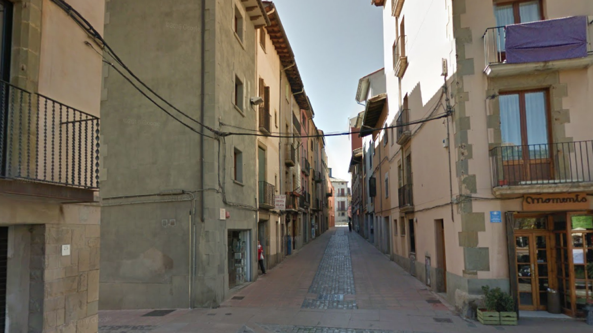 Arresten un home amb una ordre de cerca i captura després de trucar a emergències per un incendi