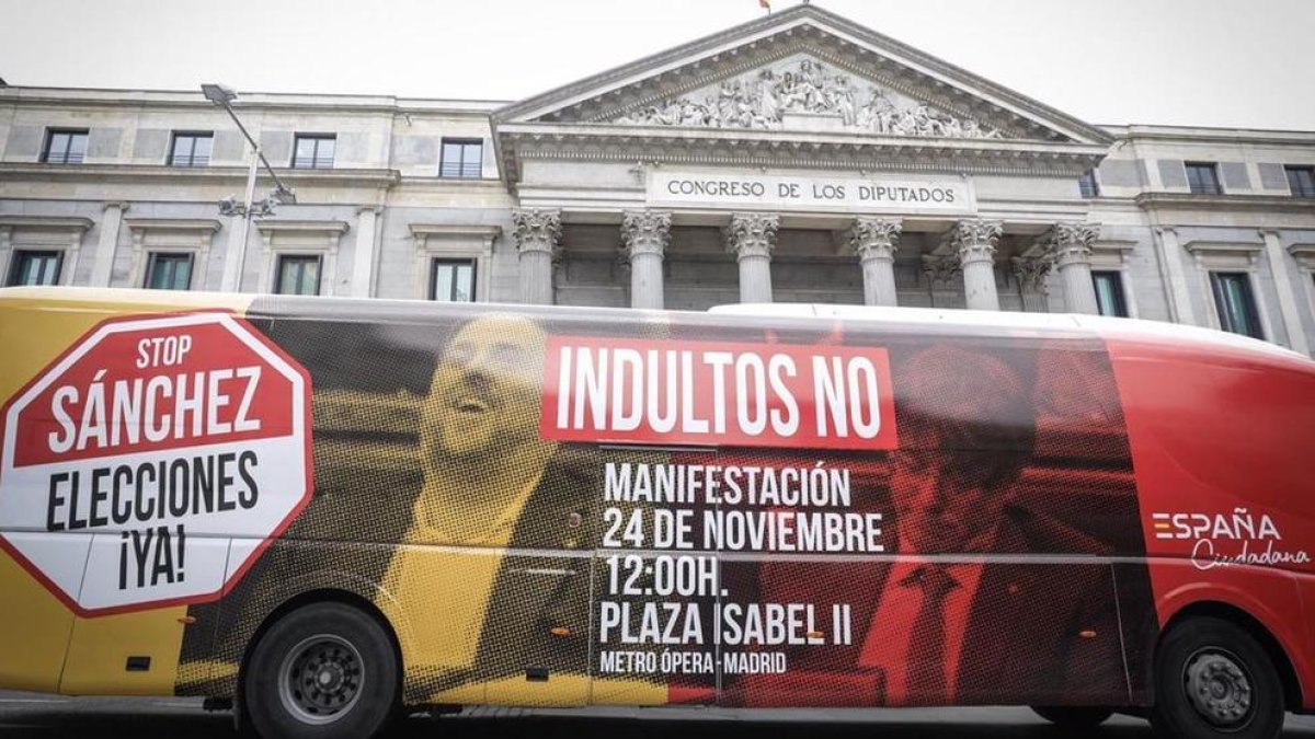 Un autobús de Cs recorre Madrid en contra dels indults amb la imatge de Junqueras somrient