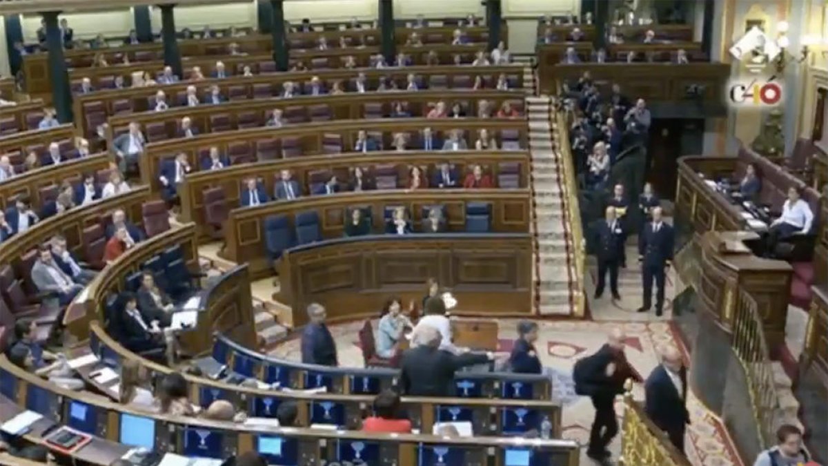 Borrell denuncia que un diputado de ERC le ha escupido en el hemiciclo