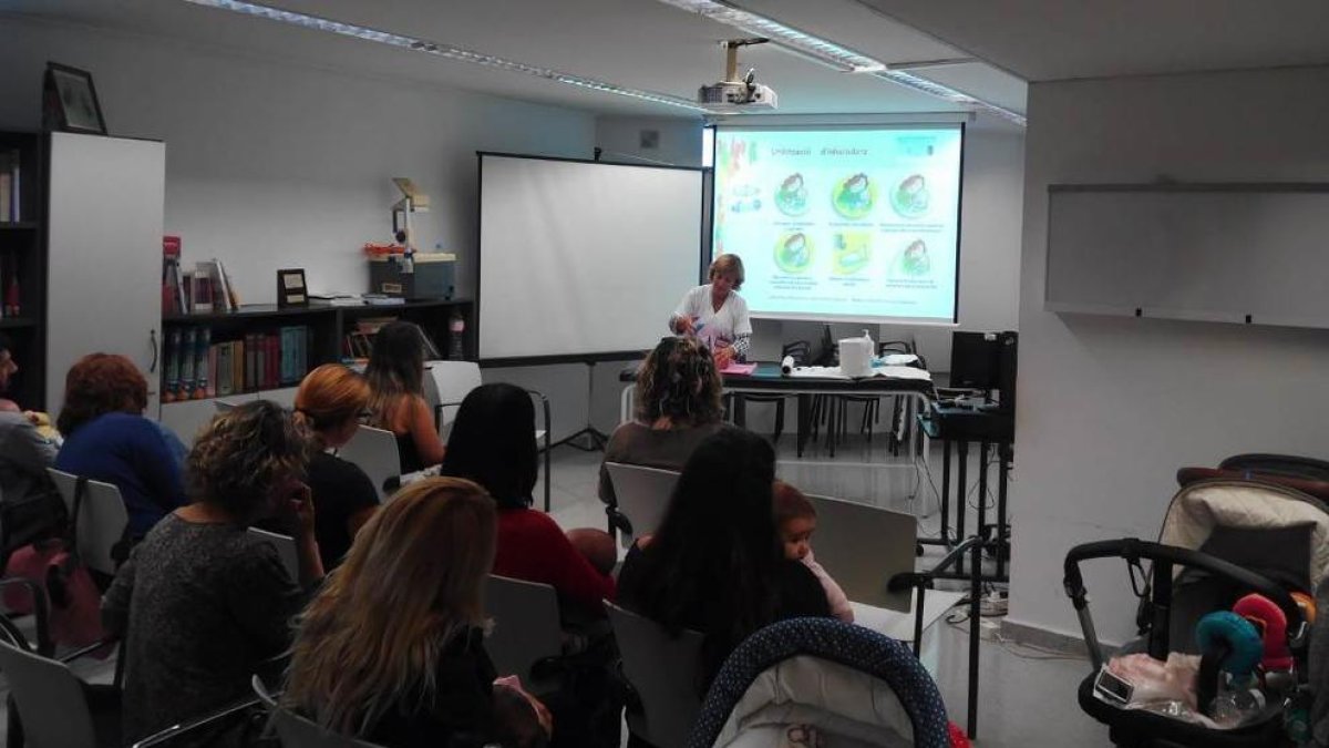 Infermeres del CAP Llibertat preparen als pares per l'arribada de l'hivern