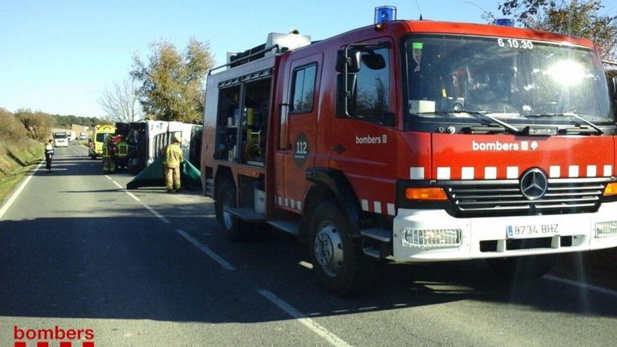 Traslladen en estat greu a Bellvitge el conductor d'un camió que ha bolcat a les Piles