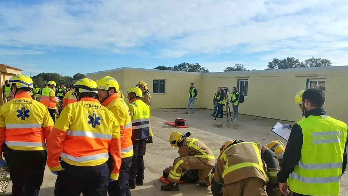 Més de 200 participen en el simulacre d'un accident a l'Aeroport de Reus