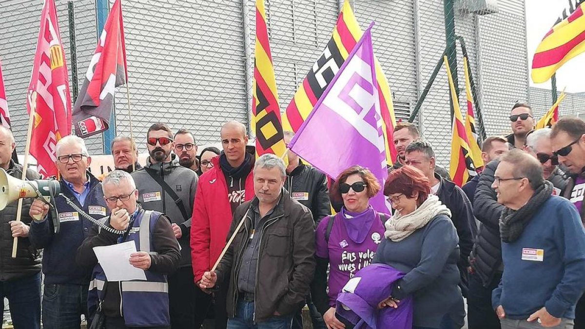 Un centenar de trabajadores de PGI se concentran para defender su convenio textil
