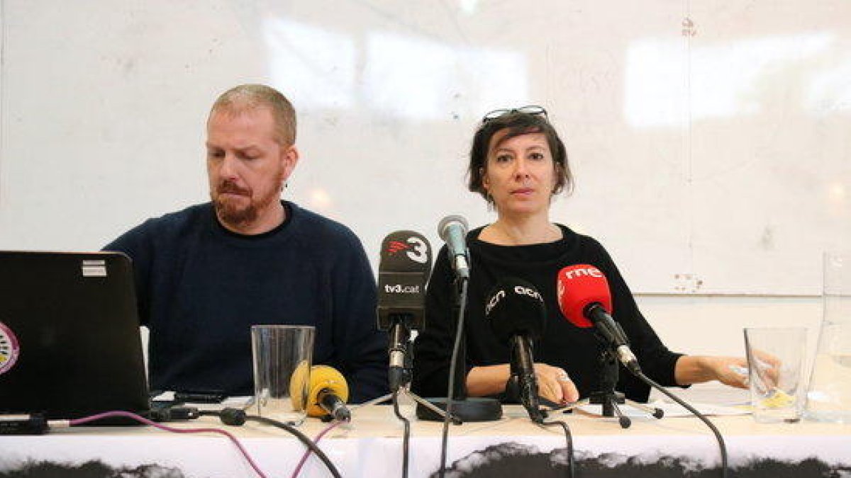 Alfons Pérez, del Observatorio de la Deuda en la Globalización y Simona Levi, de Xnet, en una imagen de archivo de la presentación de la querella contra los responsables políticos del proyecto Castor.