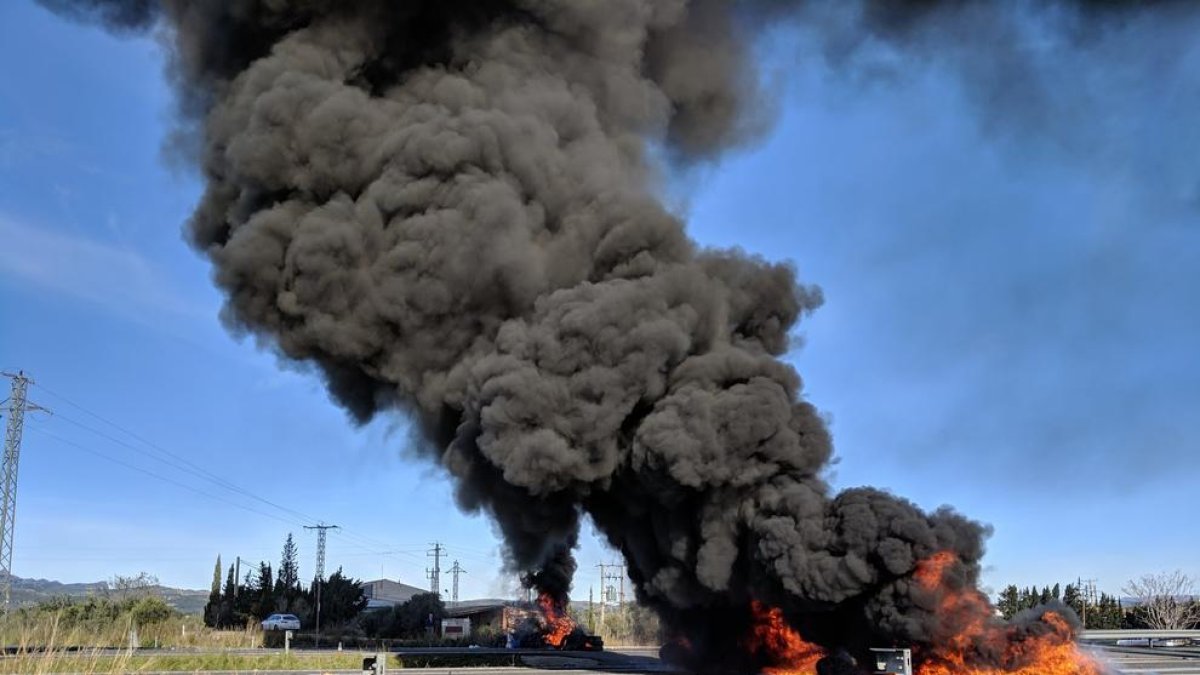 Cortada la AP-7 en l'Ampolla por las protestas por el 21-D