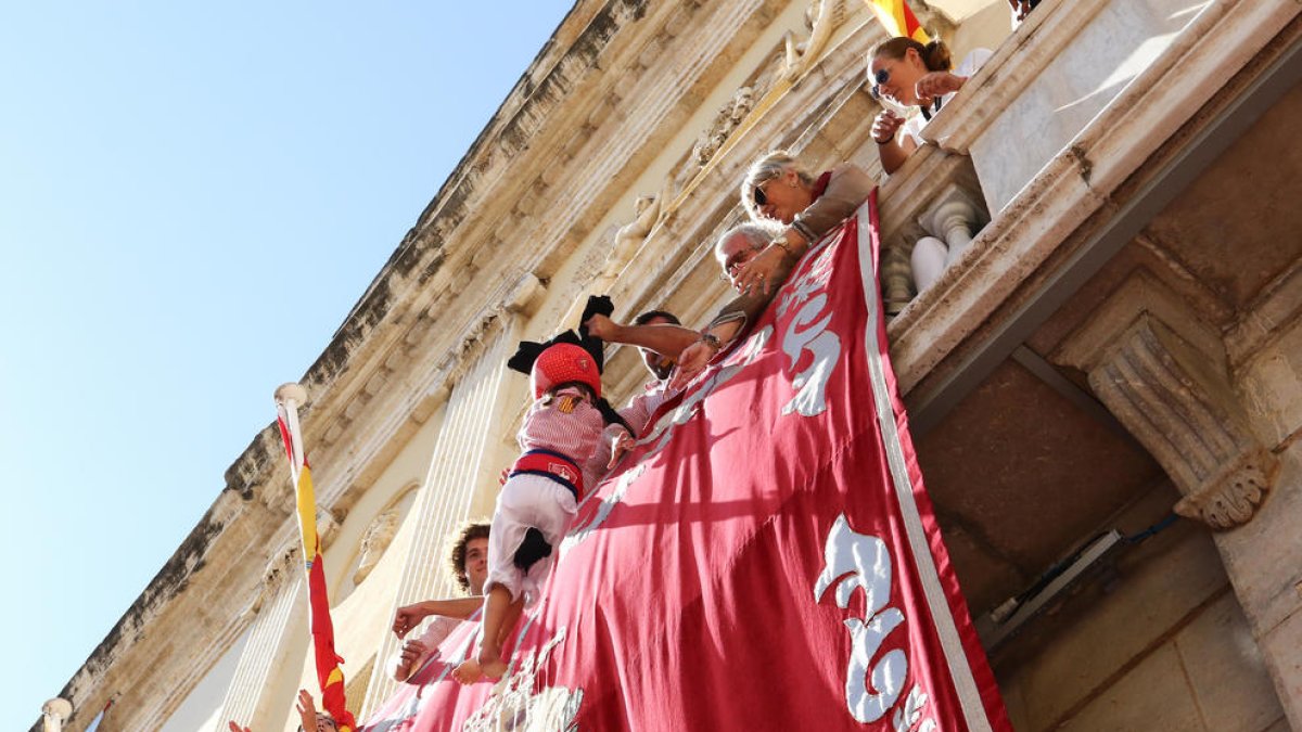 Los cuatro pilares andando|caminando llegan al balcón del ayuntamiento