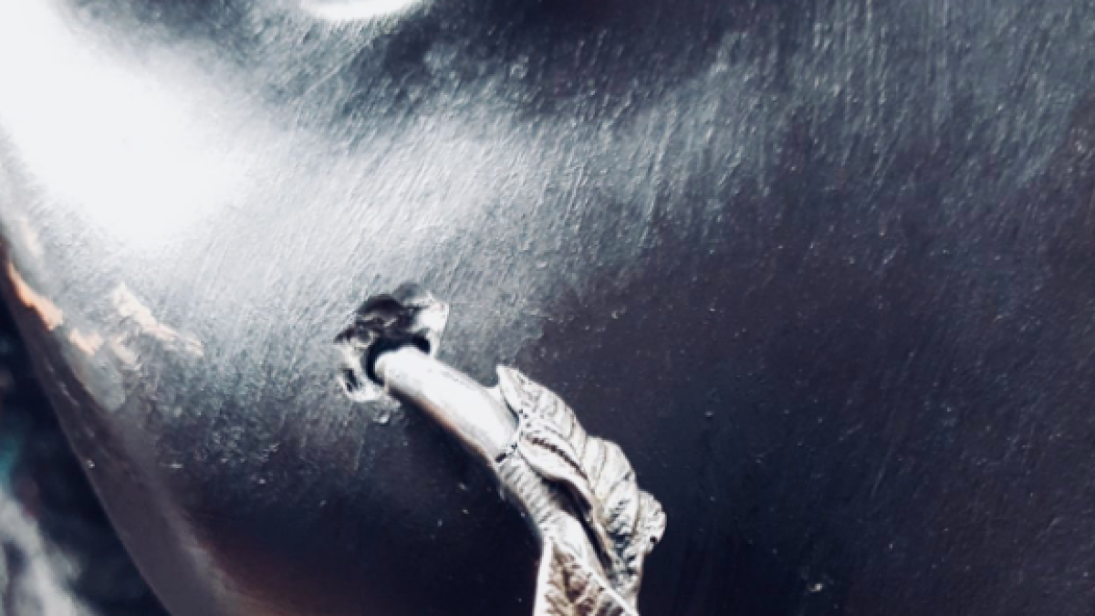 Buscan el arrecada de la Enana Negrita