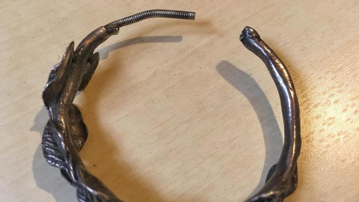 Una nena de 10 anys troba l'arracada de la Nana Negrita