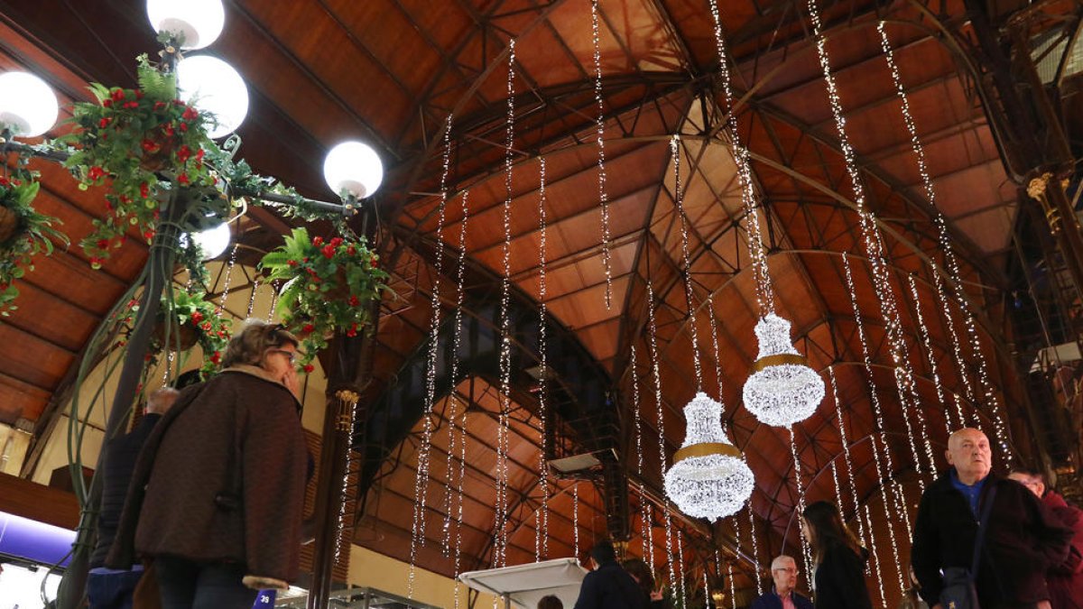 El Mercado Central enciende las luces de Navidad de su interior