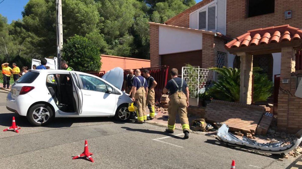 Un cotxe s'estampa contra la façana d'una casa a Cala Romana
