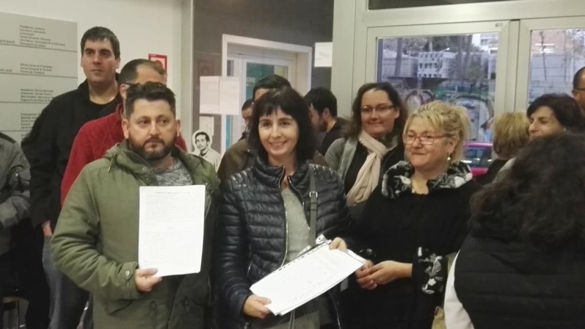 Obligan a las familias a pagar el transporte público de los estudiantes