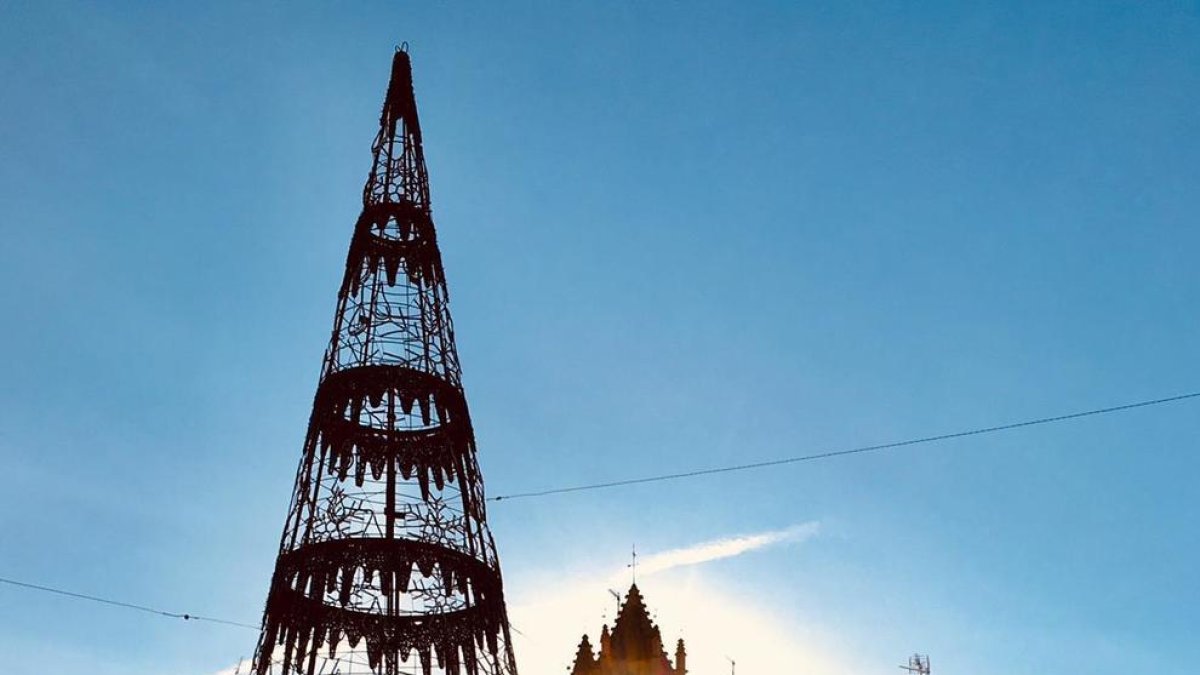 Una placa commemora la tradició de veure el sol travessant el campanar de la Prioral