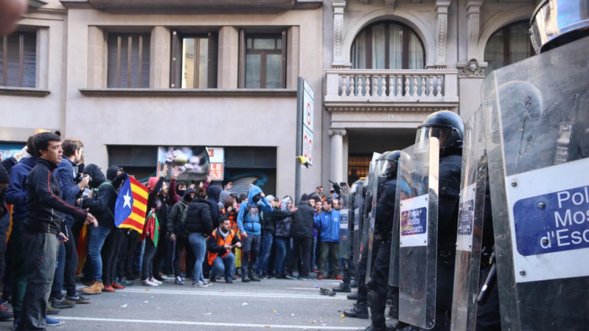 El SEM atén quinze persones pels aldarulls a Barcelona, quatre d'elles mossos
